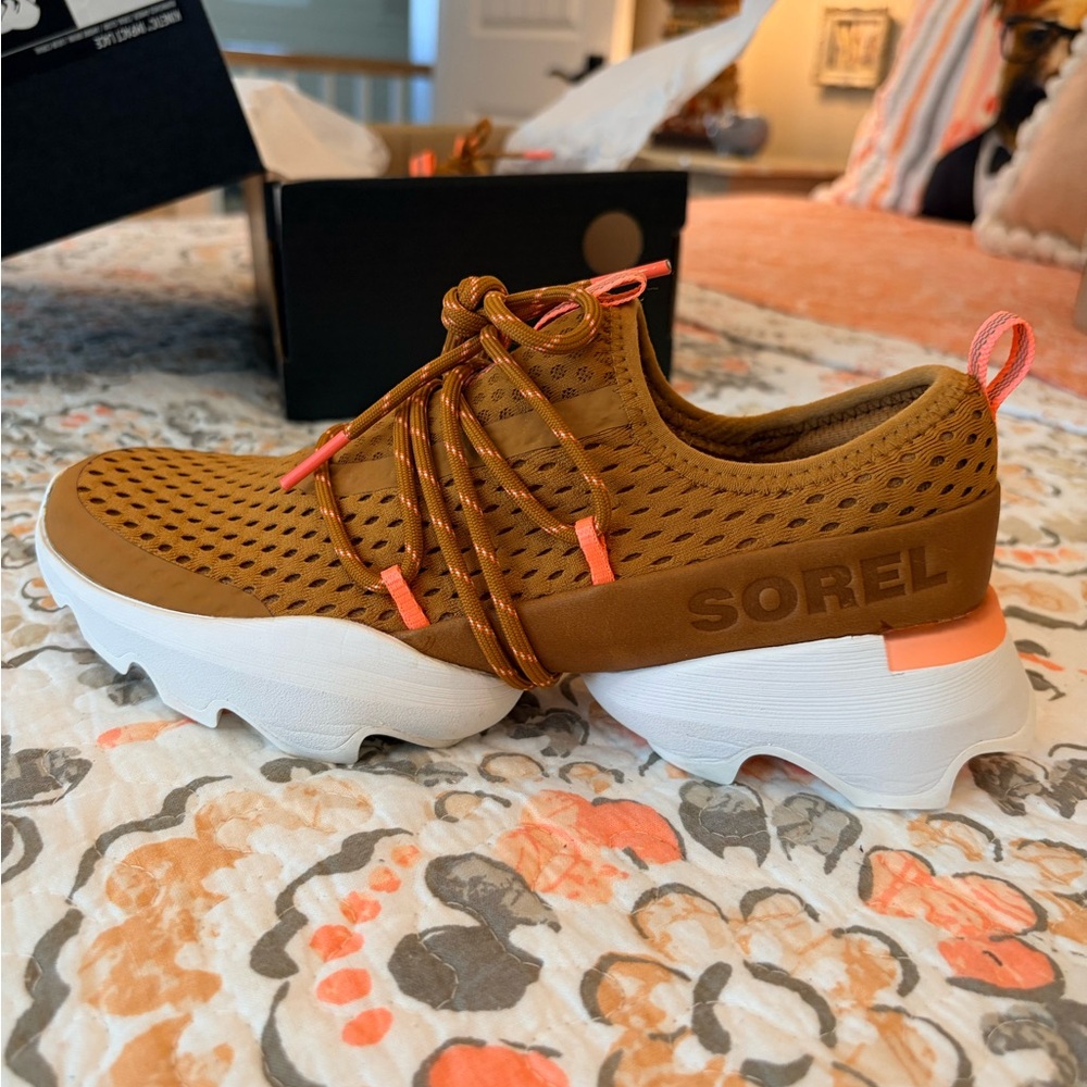 Sorel kinetic impact Brown Sneaker with Orange Accents and White Sole 6.5 - Picture 4 of 9